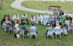 Asch experiment of sitting and standing people