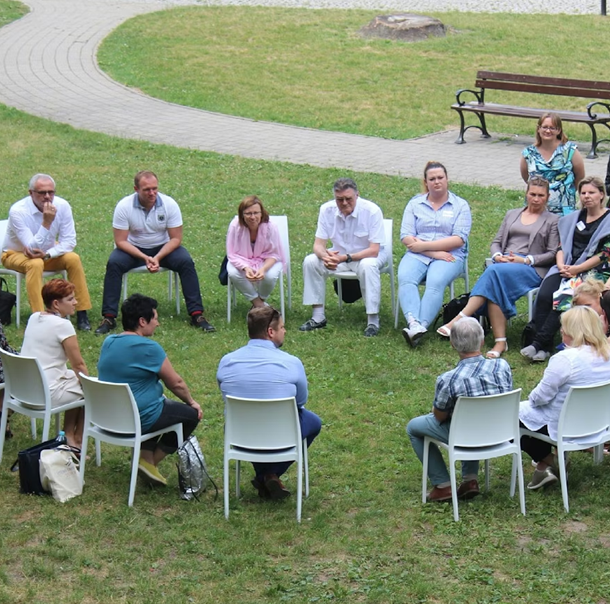 Asch experiment of sitting and standing people
