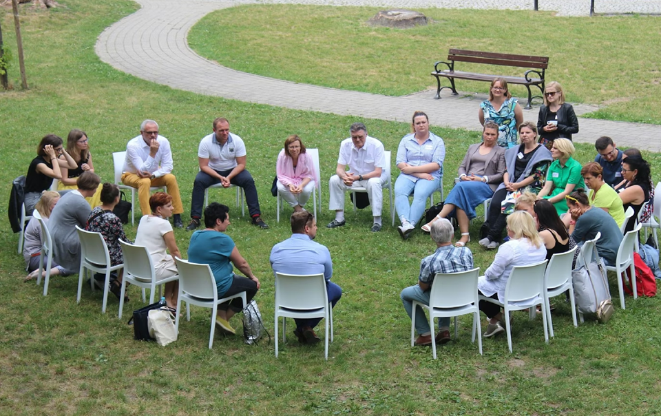 Asch experiment of sitting and standing people